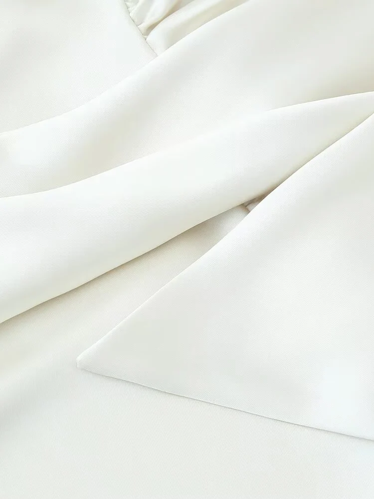 Nouvelle mode féminine de style européen, robe courte polyvalente et élégante avec embellissement de foulard en satin de soie.