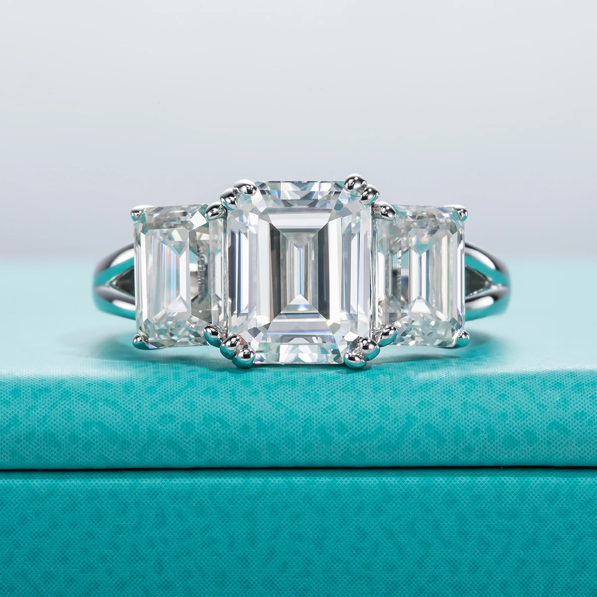 AnuJewel 5cttw Smaragd D Farbe Moissanit Verlobungsring 925 Sterling Silber Drei-Stein Ring Für Frauen Schmuck Großhandel