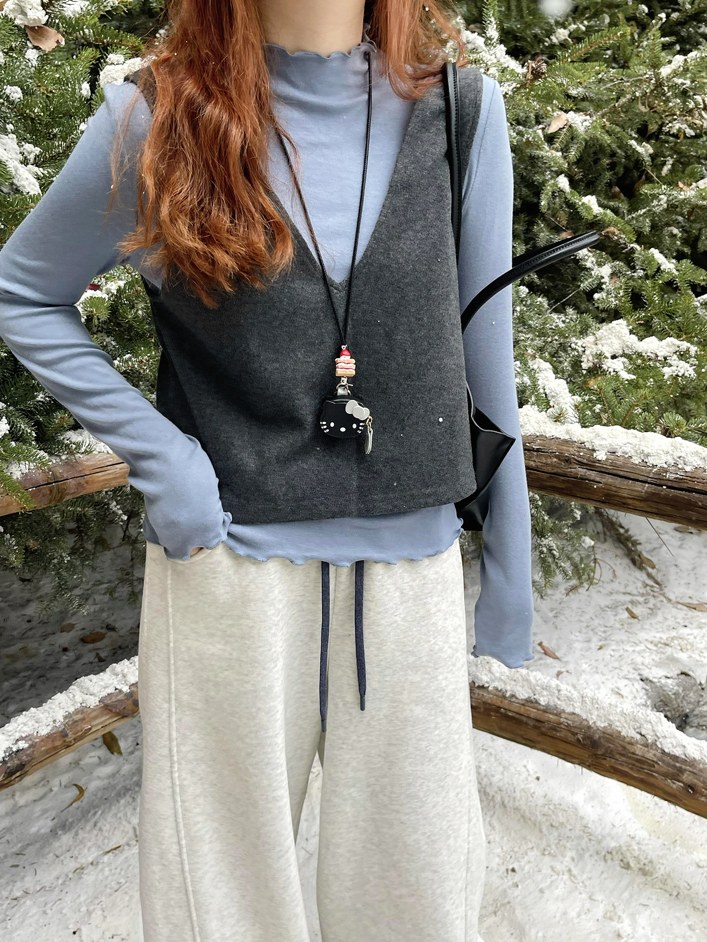 

Комплект женской термобельи из двух предметов: удлиненная майка и леггинсы. Корейский стиль, хлопок, комфортная посадка для осени и зимы.