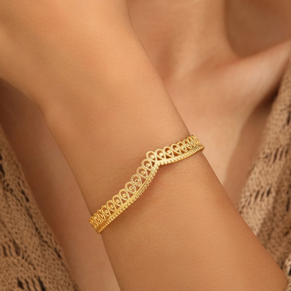 DOTIFI Stainless Steel New Hollowed Out Crown Shape Bracelet Fashion Simple Commuter Daily Wear Hand Jewelry Female Party Gifts