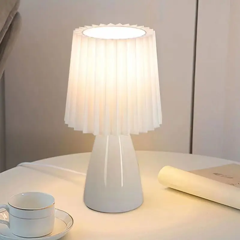 

Маленькая настольная лампа во французской местности, керамическая скандинавская теплая декоративная кремовая плиссированная прикроватная лампа для спальни