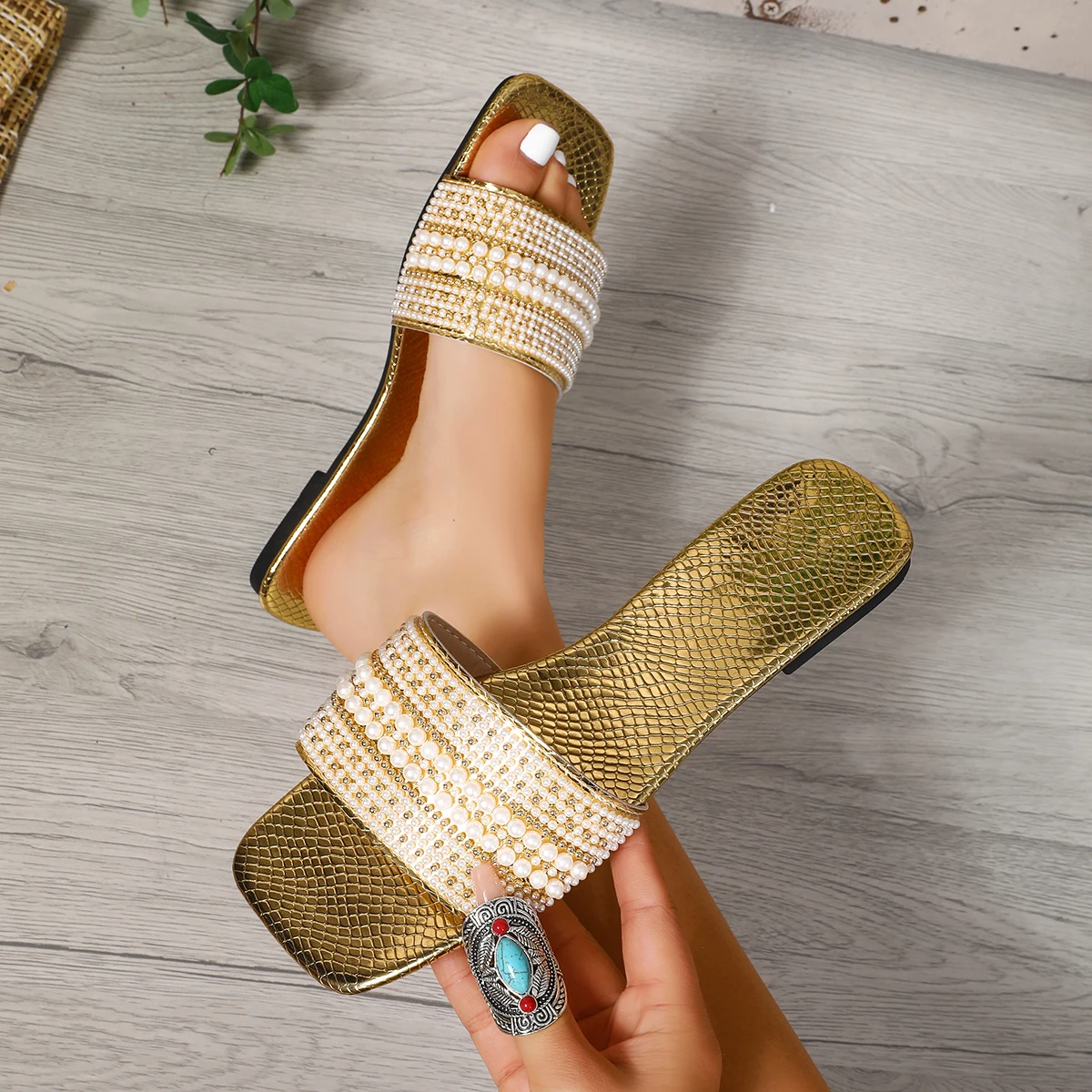 Single Band Pearl Decor Flat Slides Ladies Square Open Toe Metallic Snake Pattern Fashion Summer Casual Outdoor Sandals