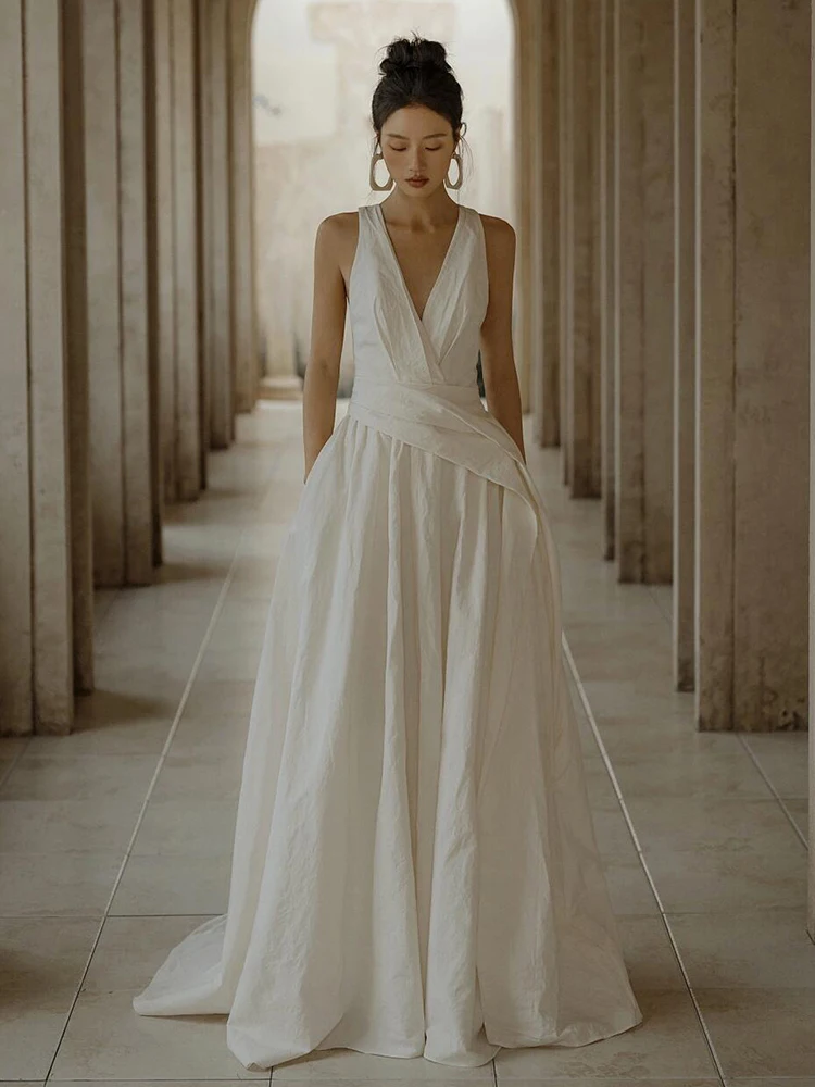 

Ретро-сатиновое свадебное платье с V-образным вырезом, сексуальное, белое, с шлейфом, для улицы, из полиэстера, со средней талией, с пышной юбкой, без рукавов