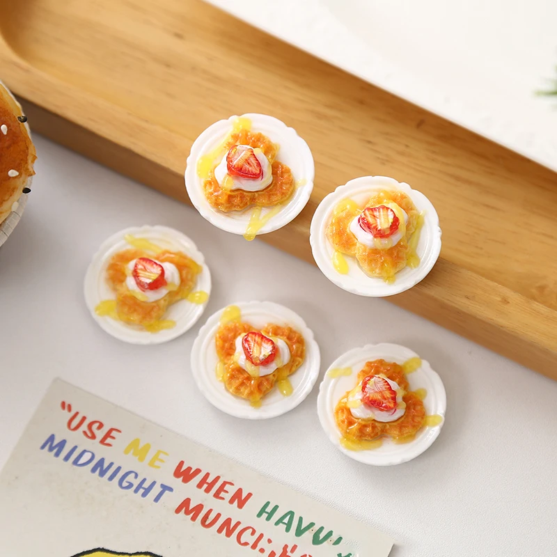 4 Pezzi Miniature per Casa delle Bambole, Modelli di Cibo Simulato, Waffle alla Fragola, Accessori da Cucina Fai-da-Te in Resina, Decorazione per Casa delle Bambole - Giocattolo