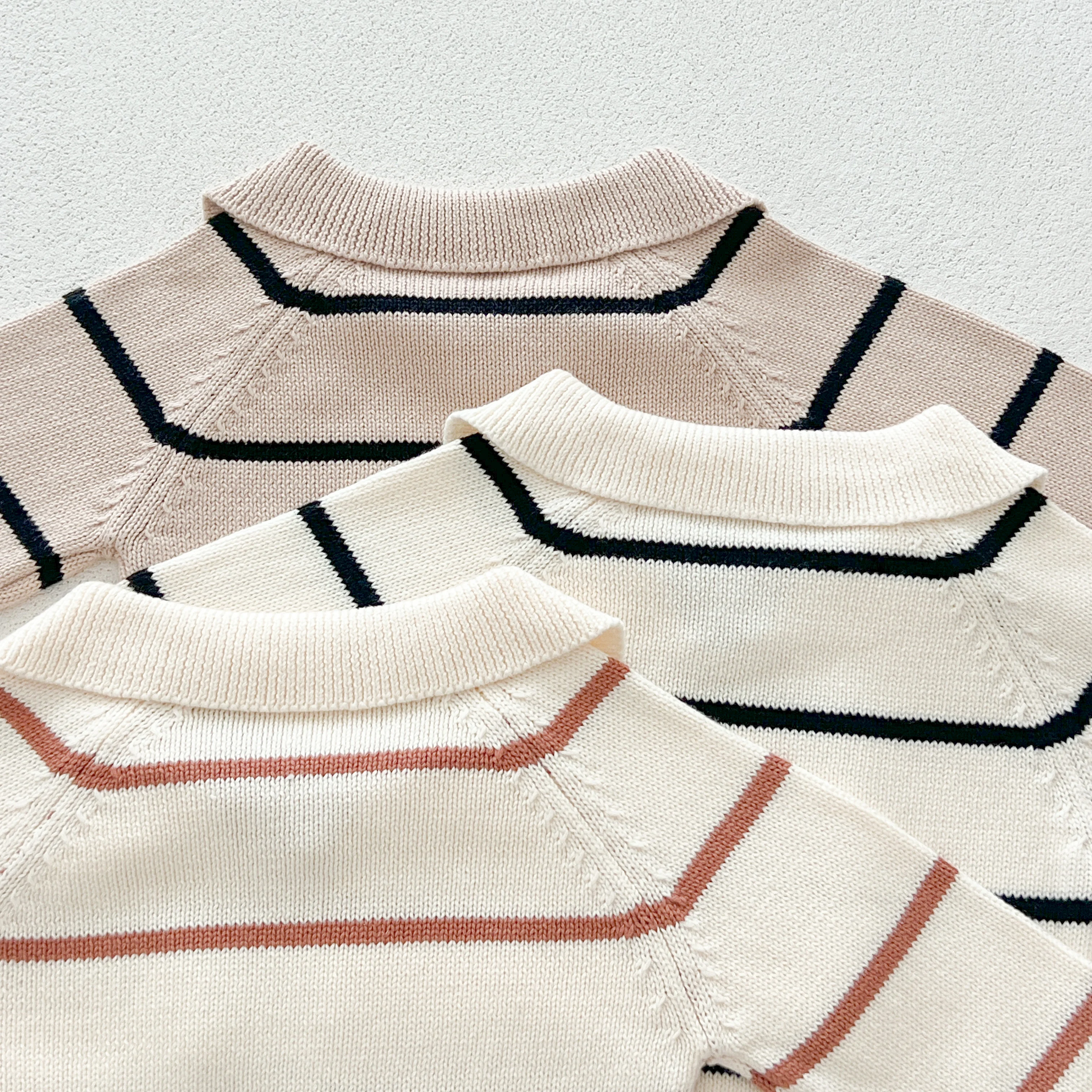 Herbstlicher, im koreanischen Stil gehaltener, neuer Baby-Pullover mit Stehkragen und Streifen, Oberteil für Jungen, gestrickter Pullover für Herbst und Winter. – Detail 5