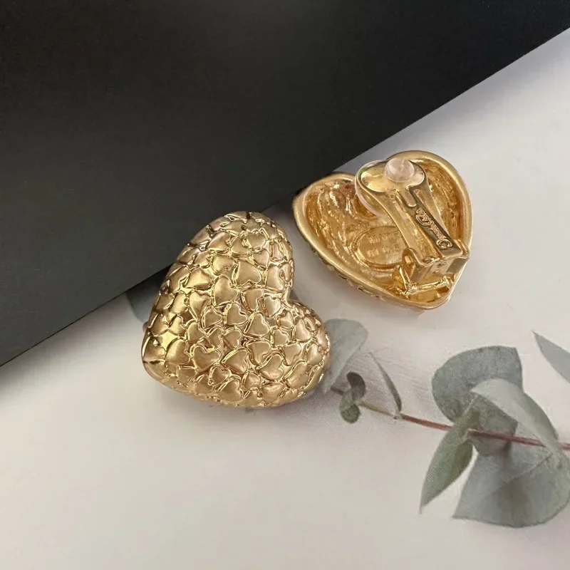 Os Fashion Jewelry Vintage Antique  Printed Heart Clip-On Earrings, Heart-Shaped Studs for Women