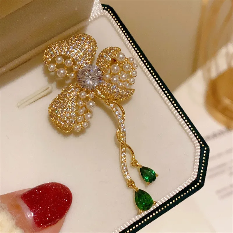 CC Suit Pins Imitation Pearl Zirconia Leaf Shape Brooches Tassel Court French Style High-end Coat Pin Luxury Jewelry Gift B218