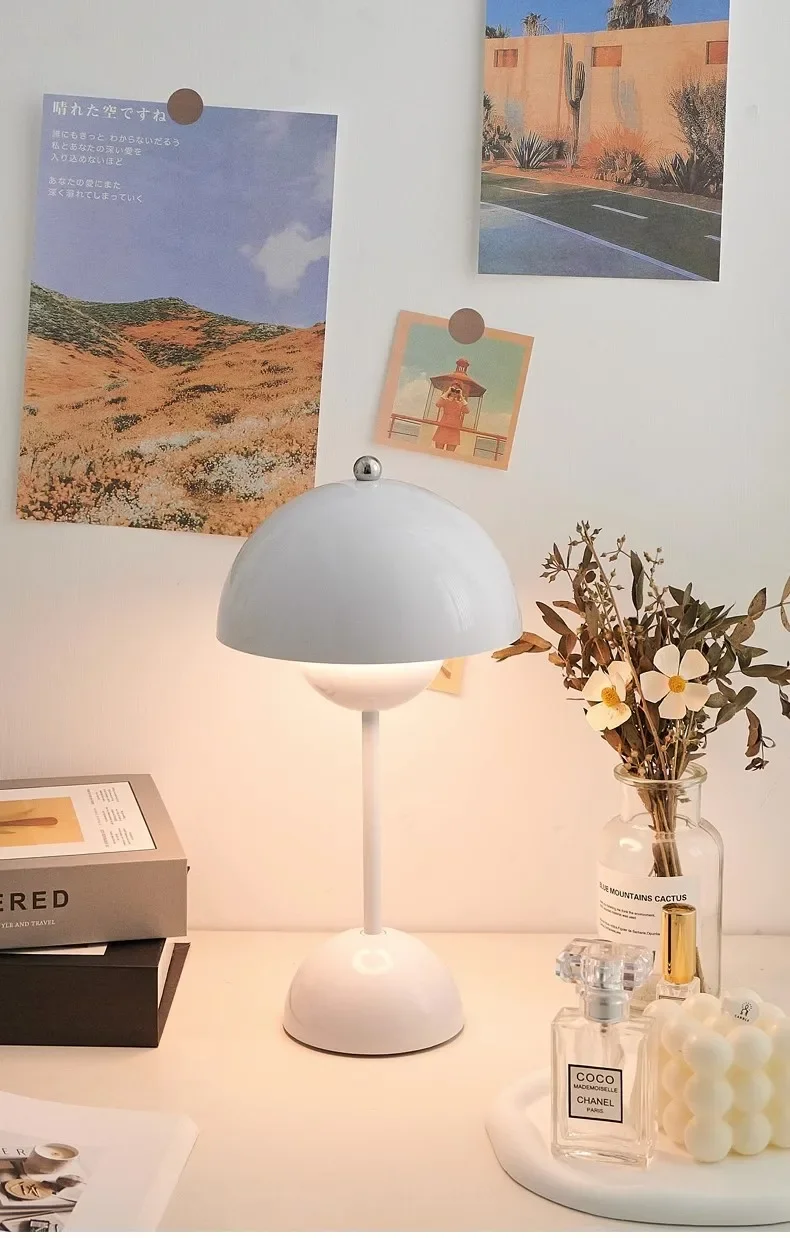 Lampada da tavolo ricaricabile con bocciolo di fiore Lampada da camera da letto per ragazza in stile crema Lampada da comodino di lusso con luce notturna Decorazione Lampada da sposa per ragazza
