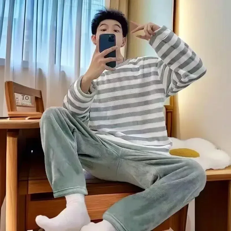 

Свободный крой, пижамный комплект из кораллового флиса для мужчин, зимний удобный клетчатый дизайн с круглым вырезом, домашняя одежда, молодежная ночная рубашка большого размера