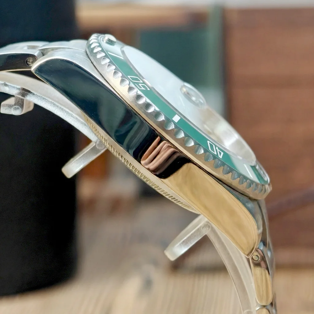 Vollständig personalisierte Corgeut NH35 Automatikuhr für Herren, Taucheruhr 100M, Saphirglas, Keramiklünette, Stahl, personalisiertes Logo auf Zifferblatt, Krone und Gehäuseboden. – Detail 4