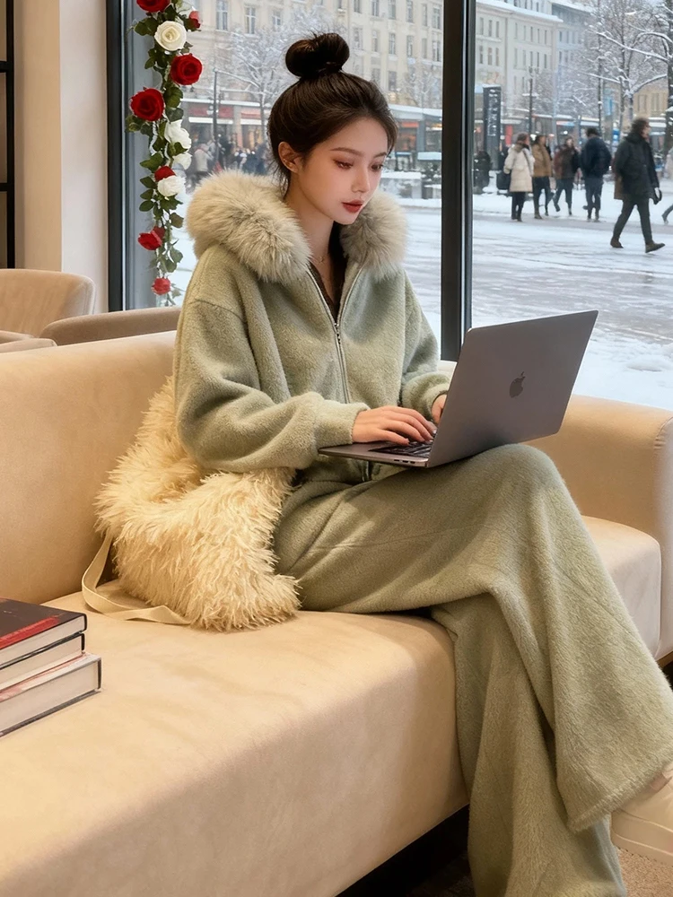 

Модный повседневный женский комплект: костюм-двойка с широкими брюками и свитшотом на высокой талии, зима 2026, в стиле «ленивый шик»