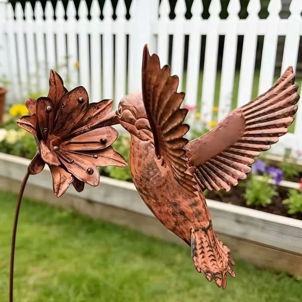 Rusty Metal Texture Hummingbird Garden Stake Metal Vintage Outdoor Bird Sculptures Weather-resistant Garden Decorations