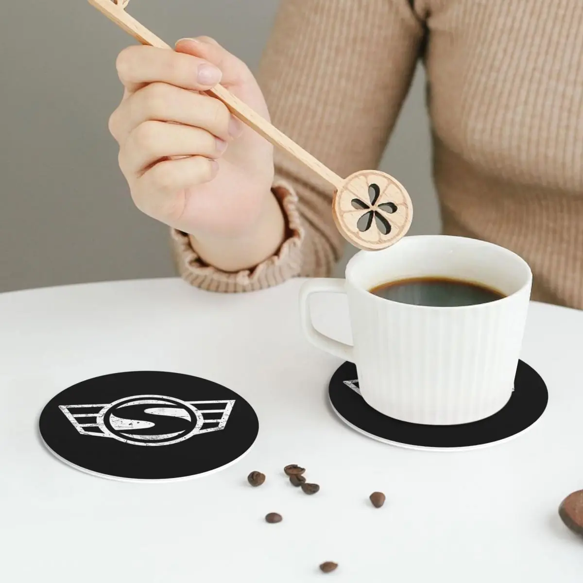 

Simson винтажные немецкие мотоциклетные подставки, кожаные салфетки, водонепроницаемые изоляционные кофейные коврики для подушечек, набор из 4 шт.