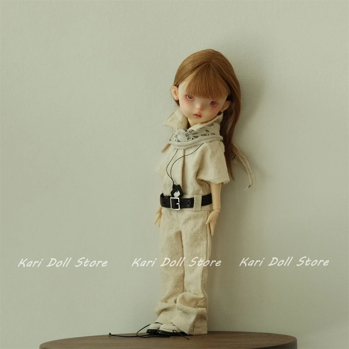 

Kari Doll Одежда и юбки Белоснежный персонализированный комплект рубашки и комбинезона с поясом и шарфом для куклы Landazz Landoudou