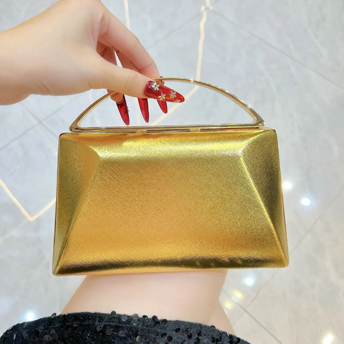 

Women Luxury Evening Bags Simple Chain Shoulder Crossbody Bags Party Wedding Clutch Solid Color Metallic Banquet Bags