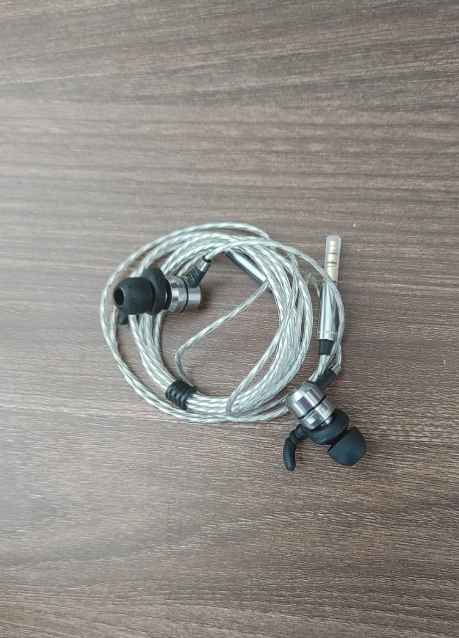 In-ear headphones with classical pop bass of choice