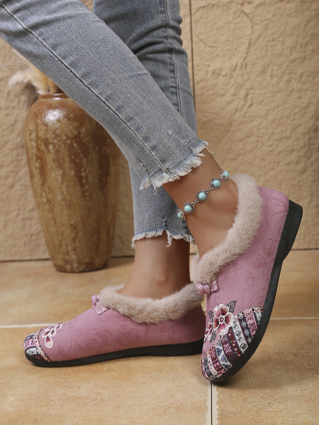Damen Winterstiefeletten im chinesischen Stil, bestickt, aus Baumwolle, mit flauschigem Kragen, Fleece-gefüttert, zum Hineinschlüpfen, flach, rutschfest, warm, ethnische Freizeitschuhe – Detail 4