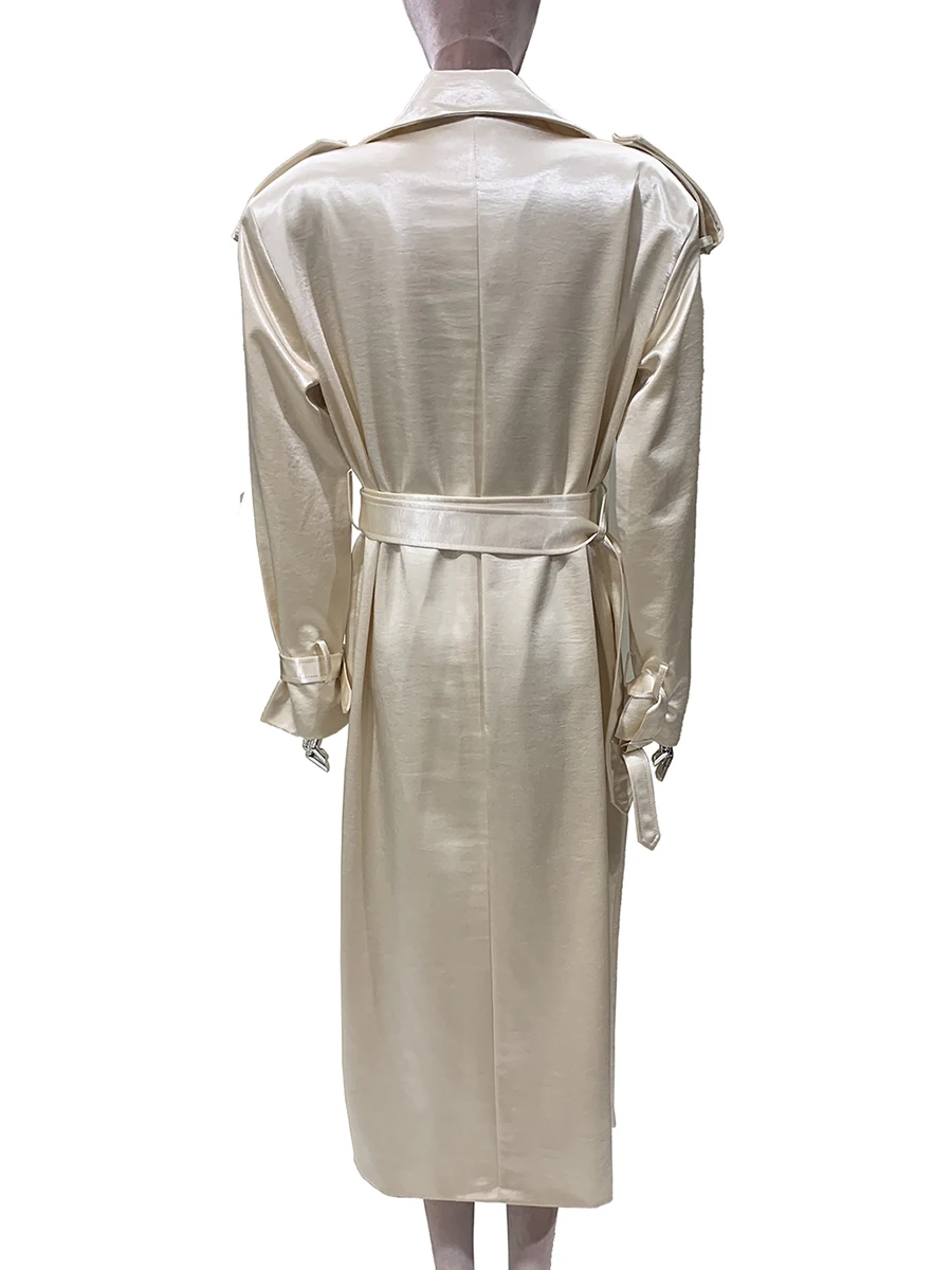 Mauroicardi Autunno Lungo Lucido Morbido Trench in Raso per Le Donne Cintura Elegante Chic Abiti di Design di Lusso Moda Europea 2025