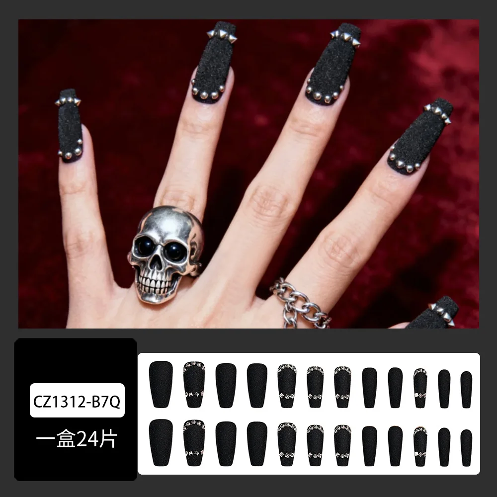 24個入り マットブラックのプレスオンネイル、シルバーグリッターとベルベットラインストーンのアクセント付き、ダークスタイルのロングコフィンシェイプ、サイズ色々