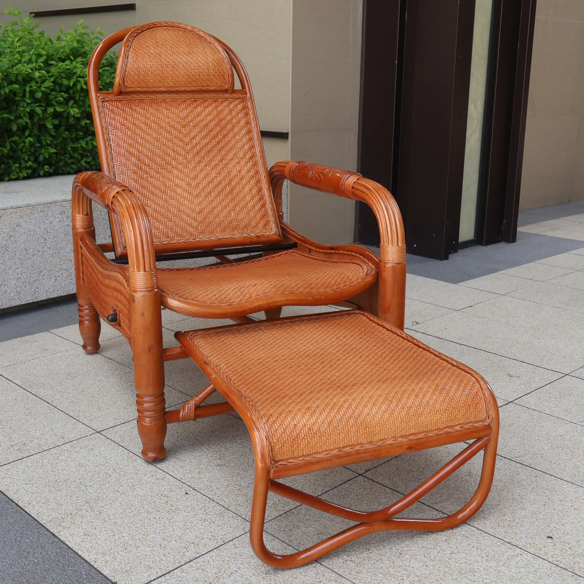 rattan beach chair, can sit and lie down, can adjust gears, comfortable rattan chair in the elderly's living room