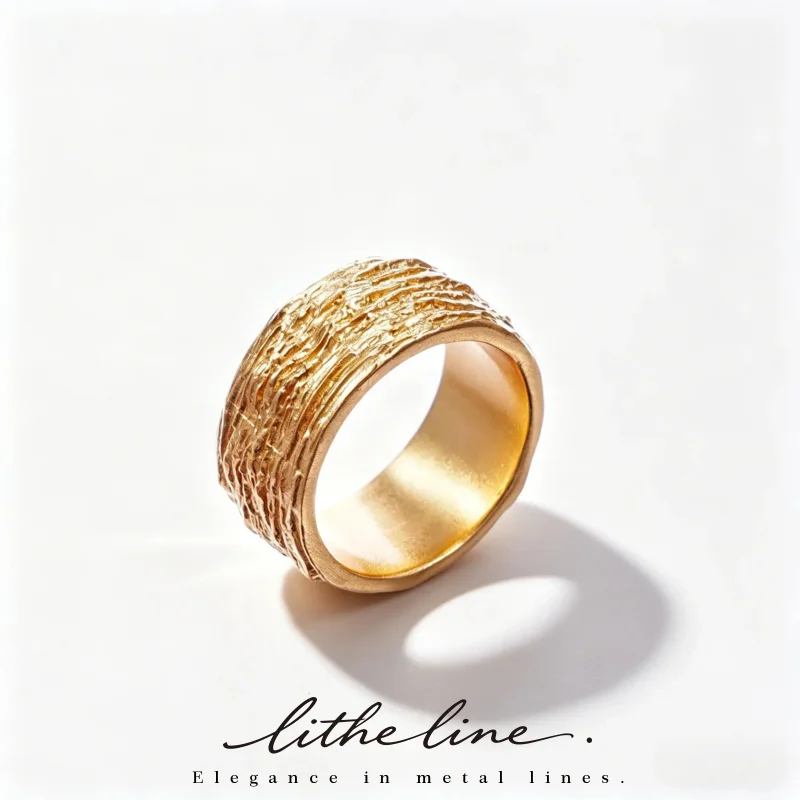 Anillo de Latón Chapado en Oro de 24K Litheline con Diseño de Madera, Anillo Sólido con Revestimiento Antideslustre, Joyería Minimalista Ligera y Cómoda