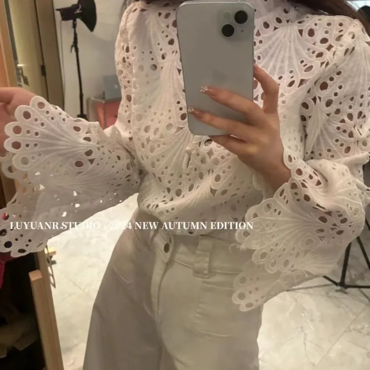 Korejepo White Hollow Lace Shirts 2024 Autumn New High End Exquisite French Temperament Super Good Looking Romantic Top Fashion