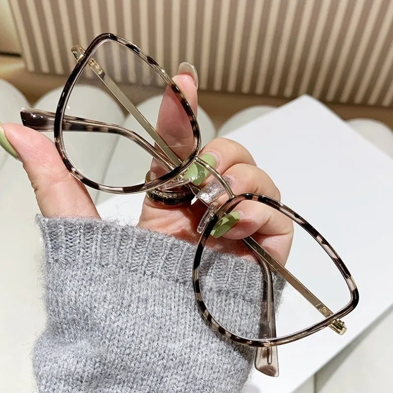 1pc Women's Cat Eye Glasses, Vintage Striped Full Frame, Lightweight Plastic, Non-Prescription, Stylish for Casual & Office Wear