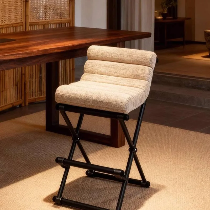 金属製装飾バーチェア 屋外用 曲げられるアイランドオフィスバーチェア 人間工学に基づいたベージュ色のキッチンバーチェア バー家具