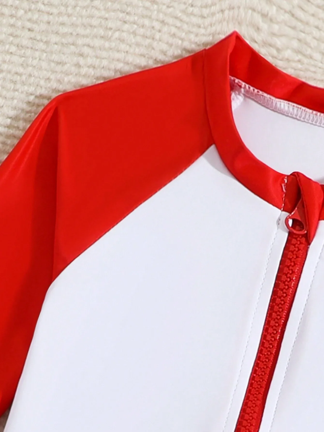 Conjunto de Roupa de Banho Adulto com Estampa de Dinossauro e Mangas Raglan Vermelhas e Brancas