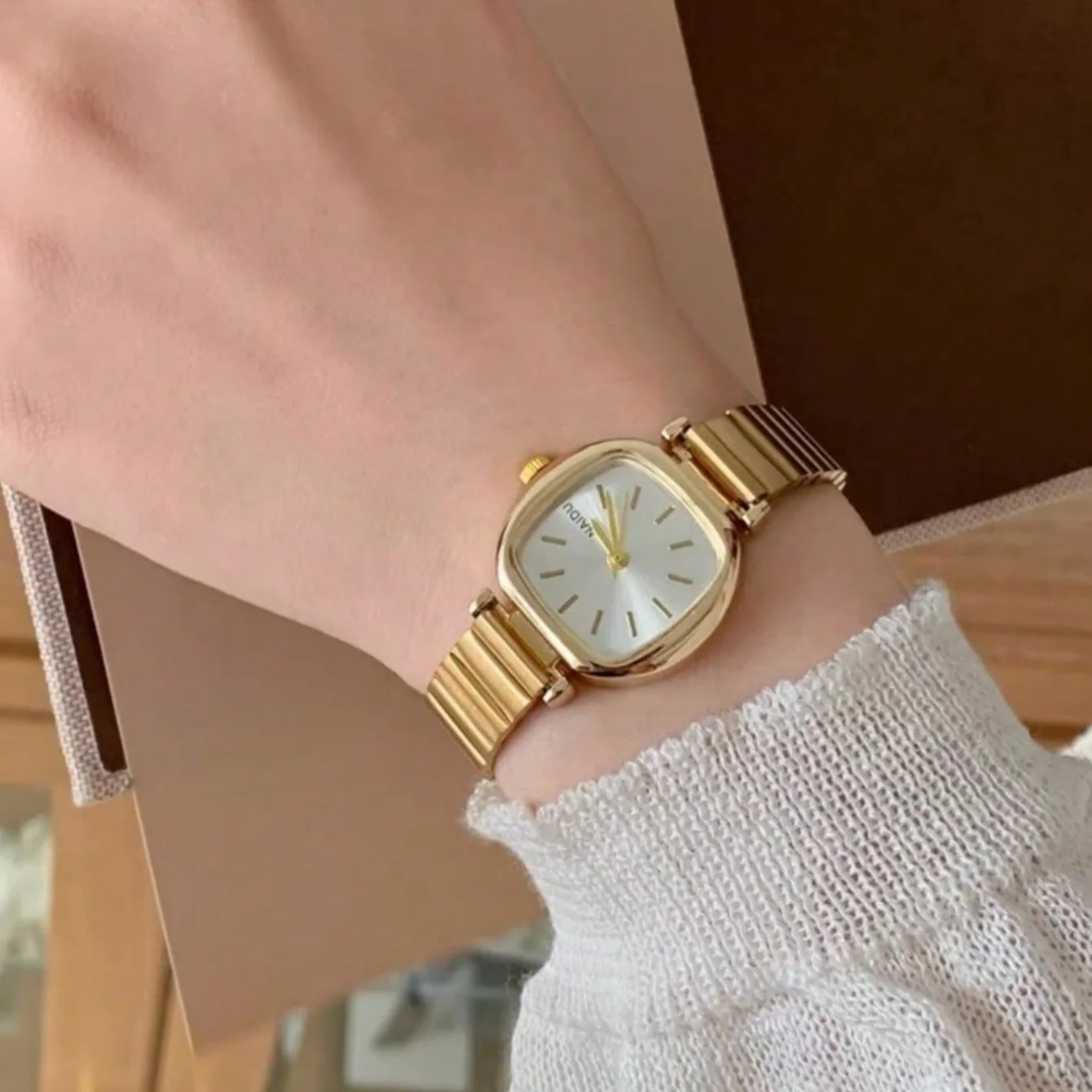 Ladies Stainless Steel Strap Literary and Versatile Retro Quartz Watch