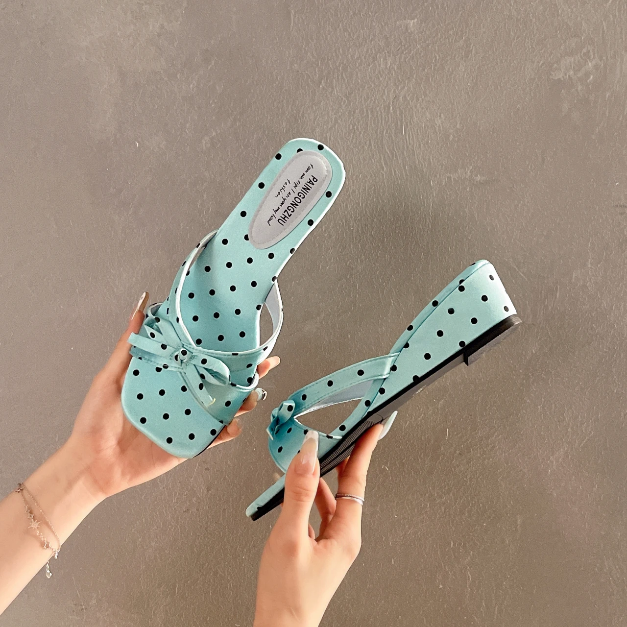 

Korean-style Gentlewoman Heiress Trend Point Butterfly Knot One-strap Flip-flop Women Summer 2026 New Open-toe Anti-slip Sandals
