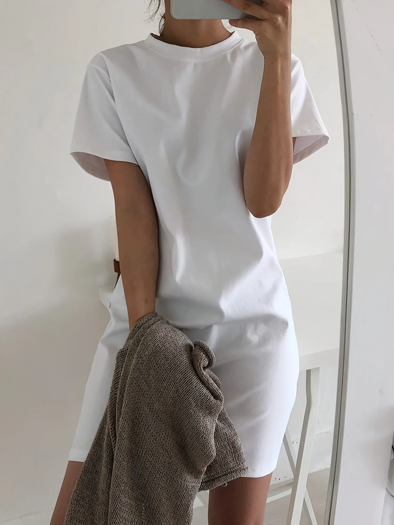 Modisches, kleines, schlichtes, einfarbiges, lockeres T-Shirt-Kleid mit Rundhalsausschnitt für Damen 2025