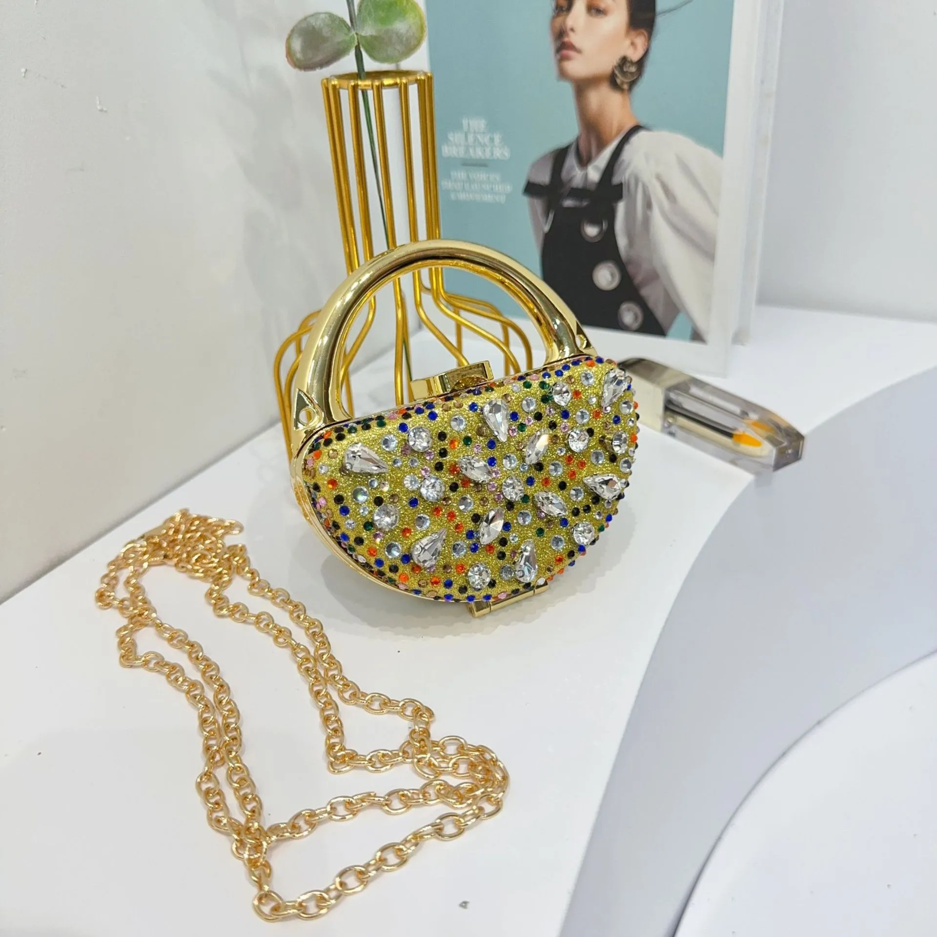

Миниатюрная вечерняя сумочка с бриллиантовой инкрустацией, высококачественная модная женская сумка на цепочке, креативный дизайн с бриллиантовой отделкой.