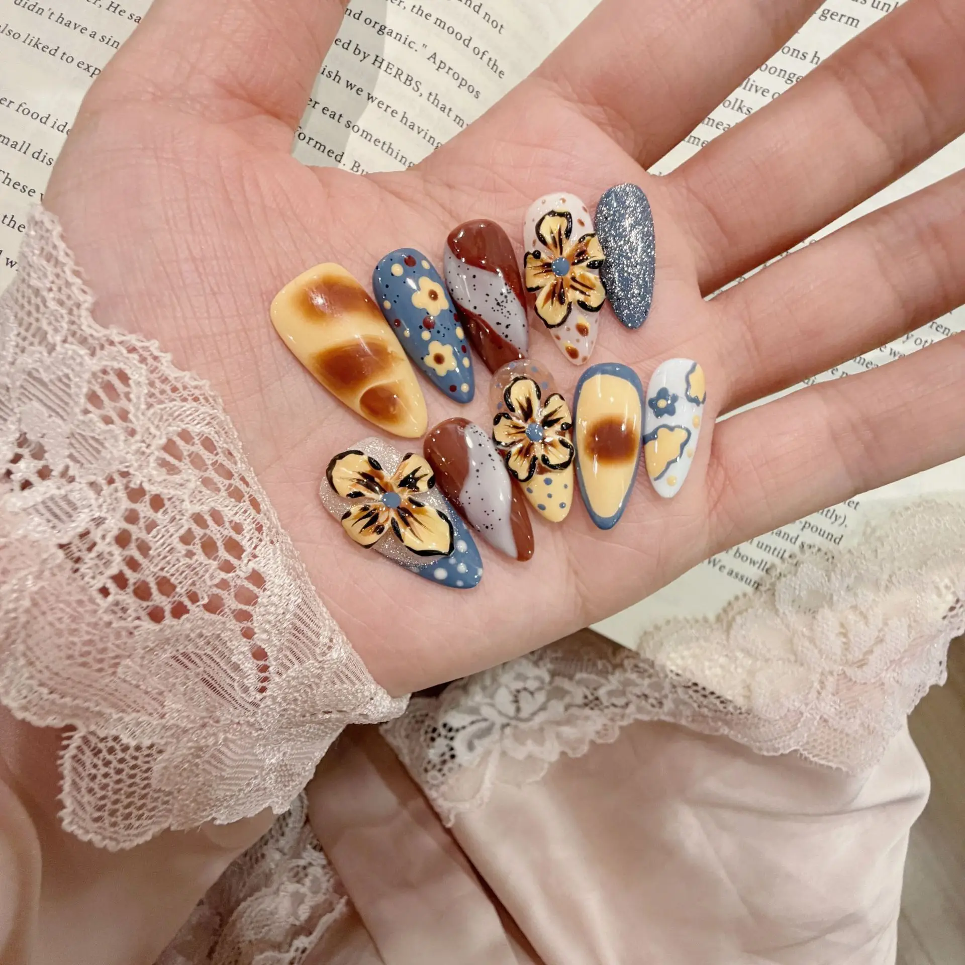

10Pcs Blue Polka Dot Handmade Nails Vintage Caramel 3D Flower False Nail Retro Splash Ink Floral Fake Nails Almond Press On Nail
