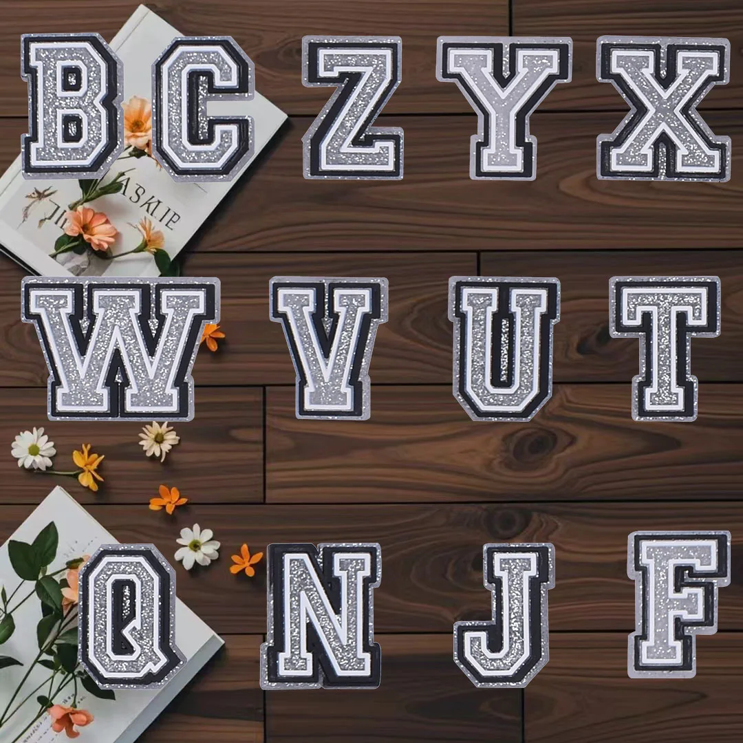 クロックス用のバルクの靴チャーム,a b cの文字,クロックスの装飾,ジーンズと女性用のピン,クロッグクリップ,アクセサリー,100個