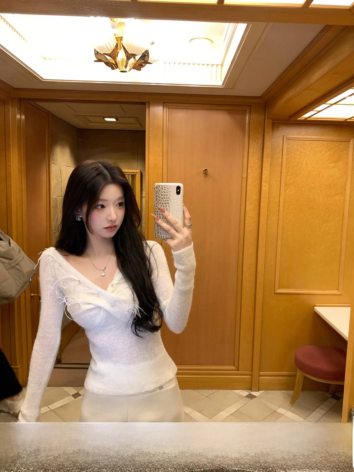 

Романтический белый вязаный свитер с V-образным вырезом, женский приталенный шерстяной топ, универсальный зимний модный женский трикотаж