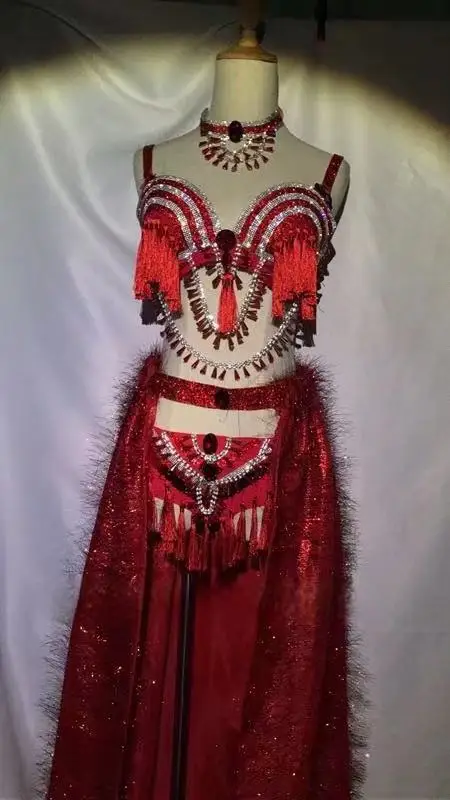 Soutien-gorge et short à franges en diamant rouge scintillant, ensemble Bikini + robe de traînée, modèle de chanteur de Bar, équipe de danse, tenue de spectacle de marche sur scène
