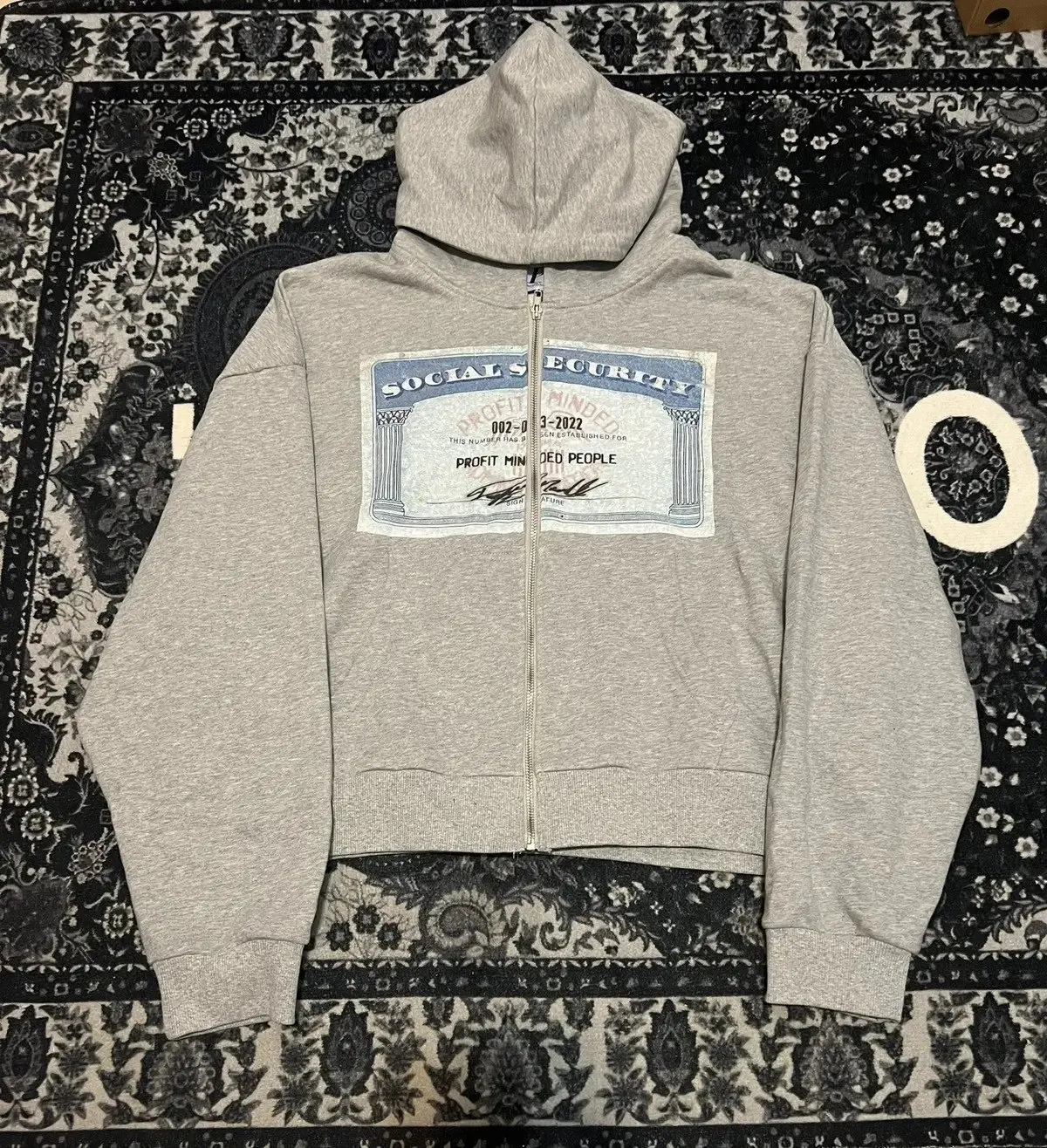 Sweat à capuche gris Y2K Harajuku imprimé dollar, style streetwear européen, best-seller, design graffiti gris inspiré de Harajuku, streetwear viral