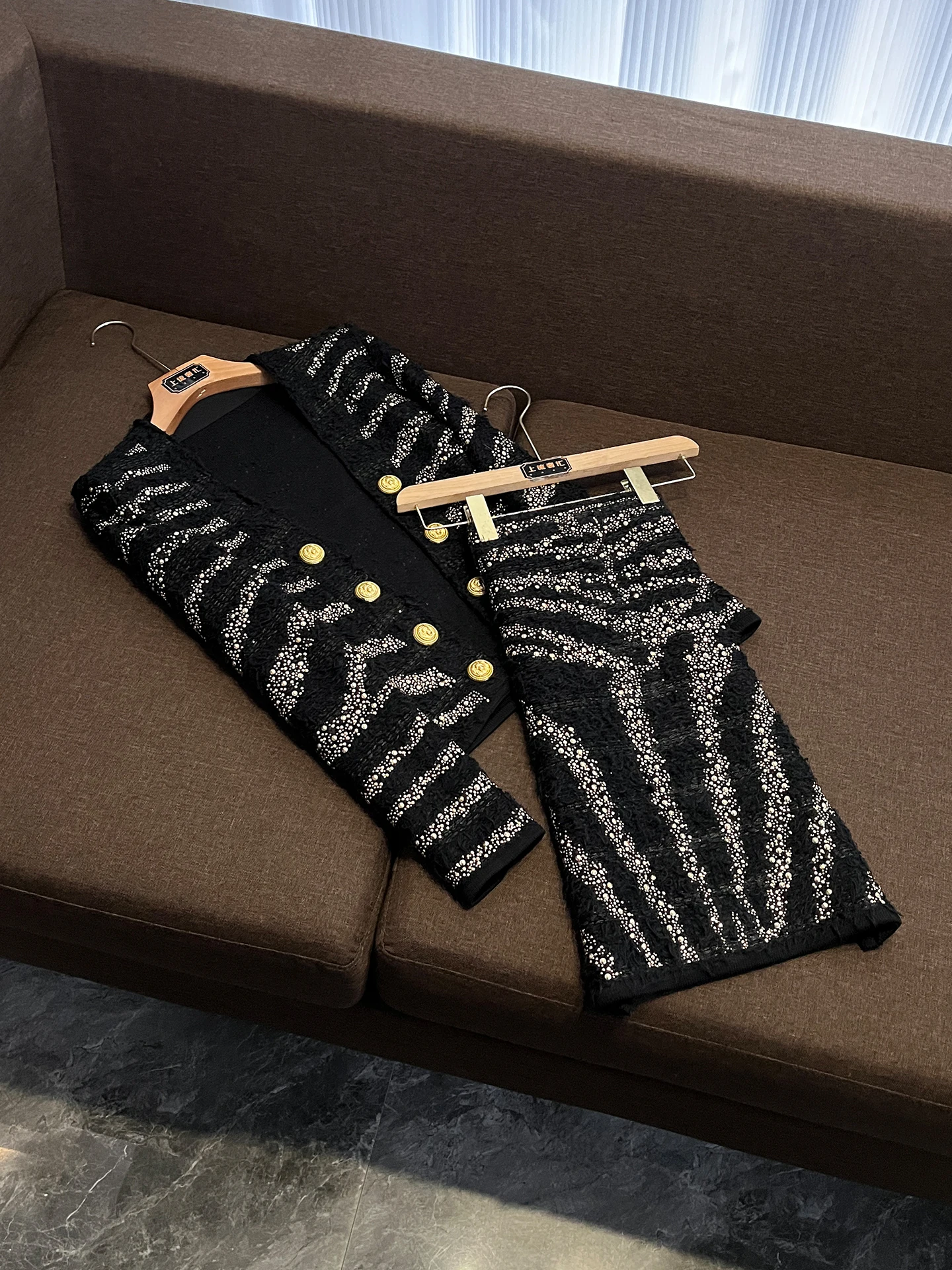 

Fashionable Knitted Sparkling Skirt Set Women's Summer 2026 Polyester Fiber Long Sleeve Button Style Commute Wind