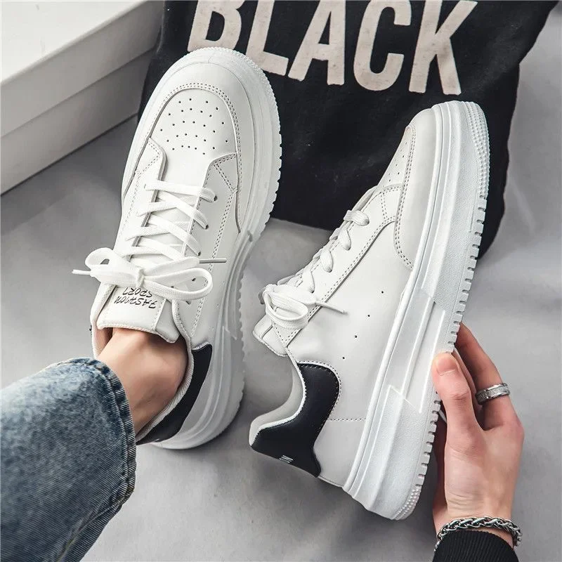 Baskets légères en cuir pour hommes, chaussures de sport respirantes, chaussures de tennis décontractées, chaussures plates blanches, 2024