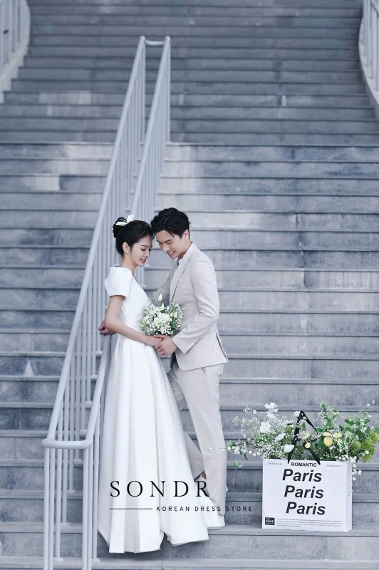 Sondr Customized Princess Lvory Puff Sleeves Wedding Dress Pleat V-Neck Satin Korea Photoshoot Floor-Length Bridal Gown Corset