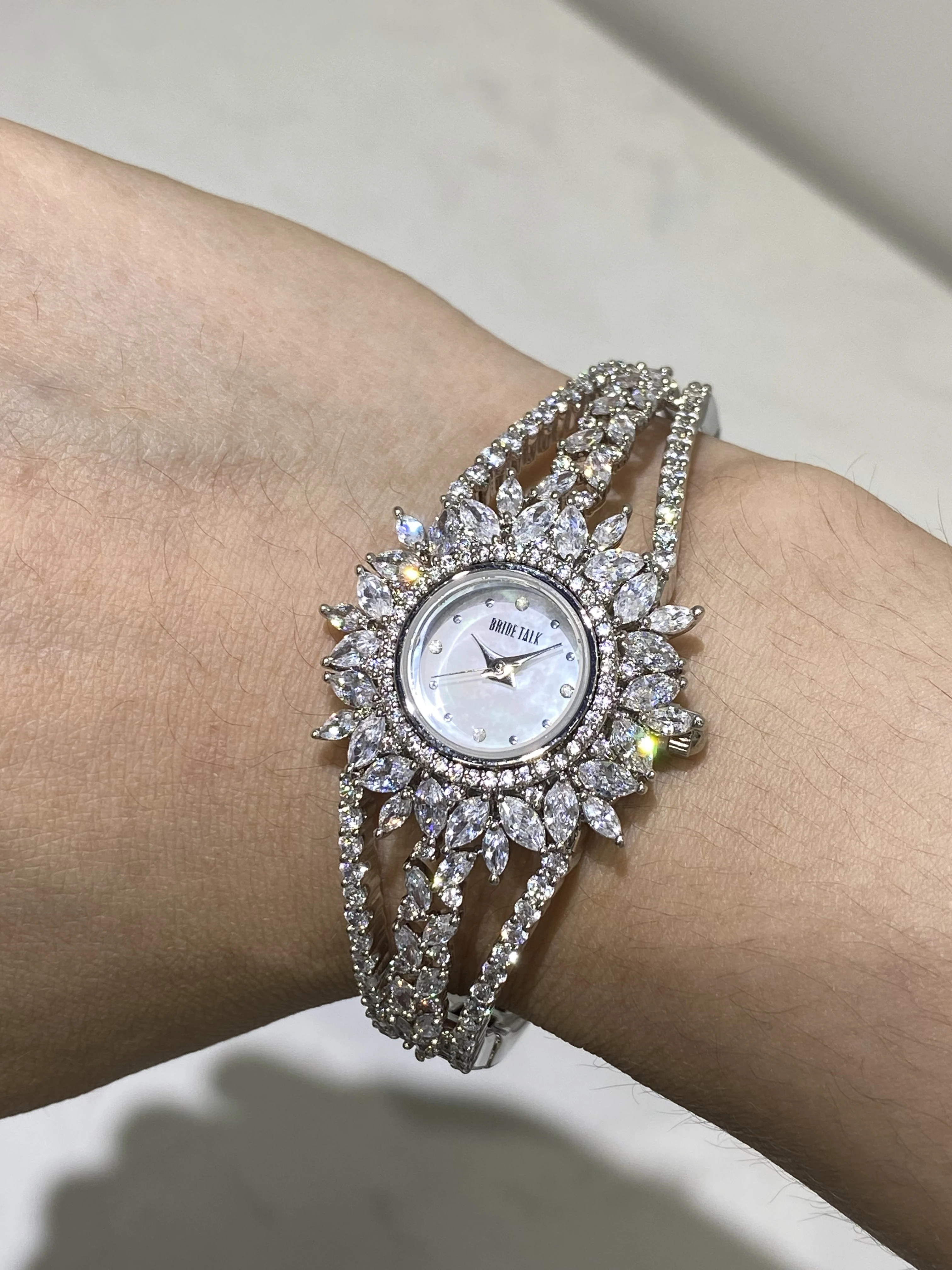 019113 Luxury Women\'s Watches Cubic Zircon Full CZ Bangle Watch for Lady\'s Wedding Party Fashion Jewelry  Accessory