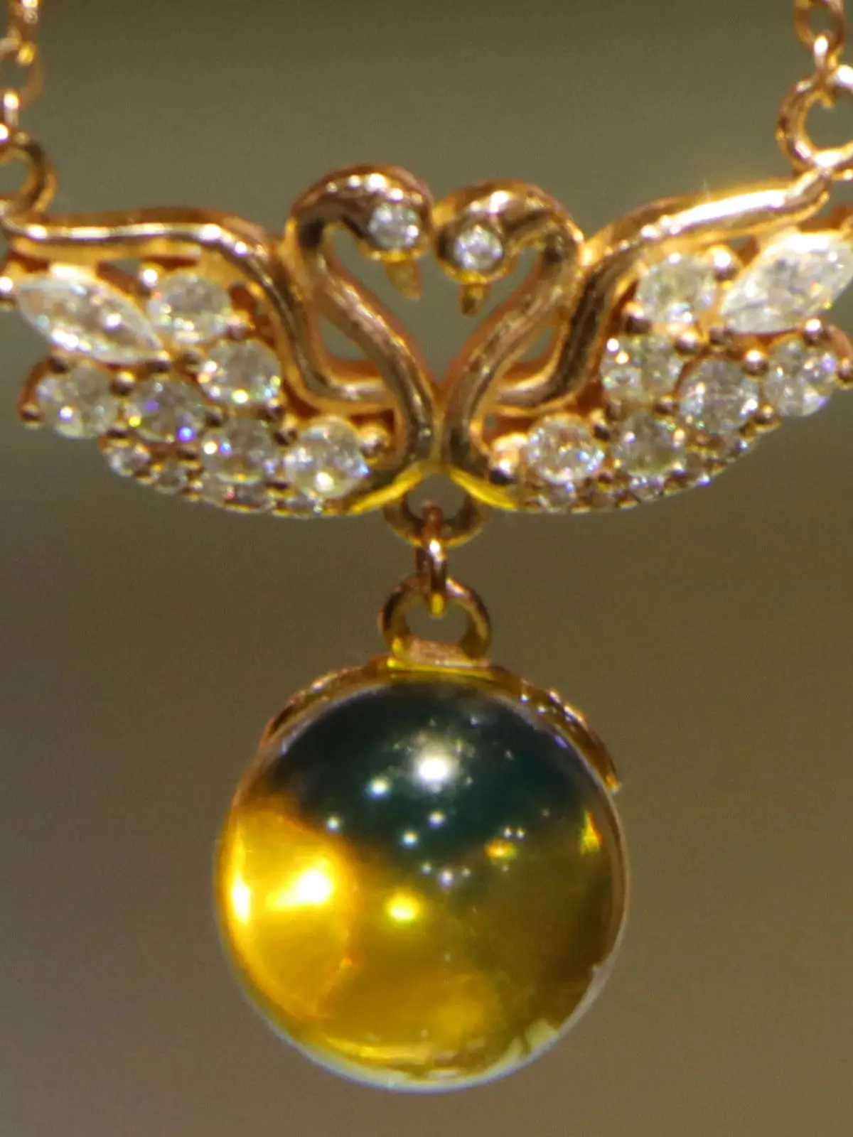 

Элегантный кулон из синего янтаря диаметром 10 мм, меняющий цвет - подарок на годовщину сердечного фетра для нее, уникальные романтические ювелирные изделия