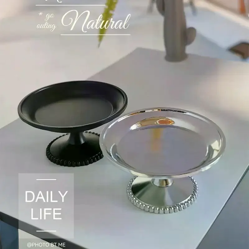 ถาดขนมผลไม้โลหะจิ๋ว 1 ชิ้น สำหรับบ้านตุ๊กตา ถาดเค้กและขนมอบ/จานติ่มซำ ของเล่นจำลองอาหารเสริม