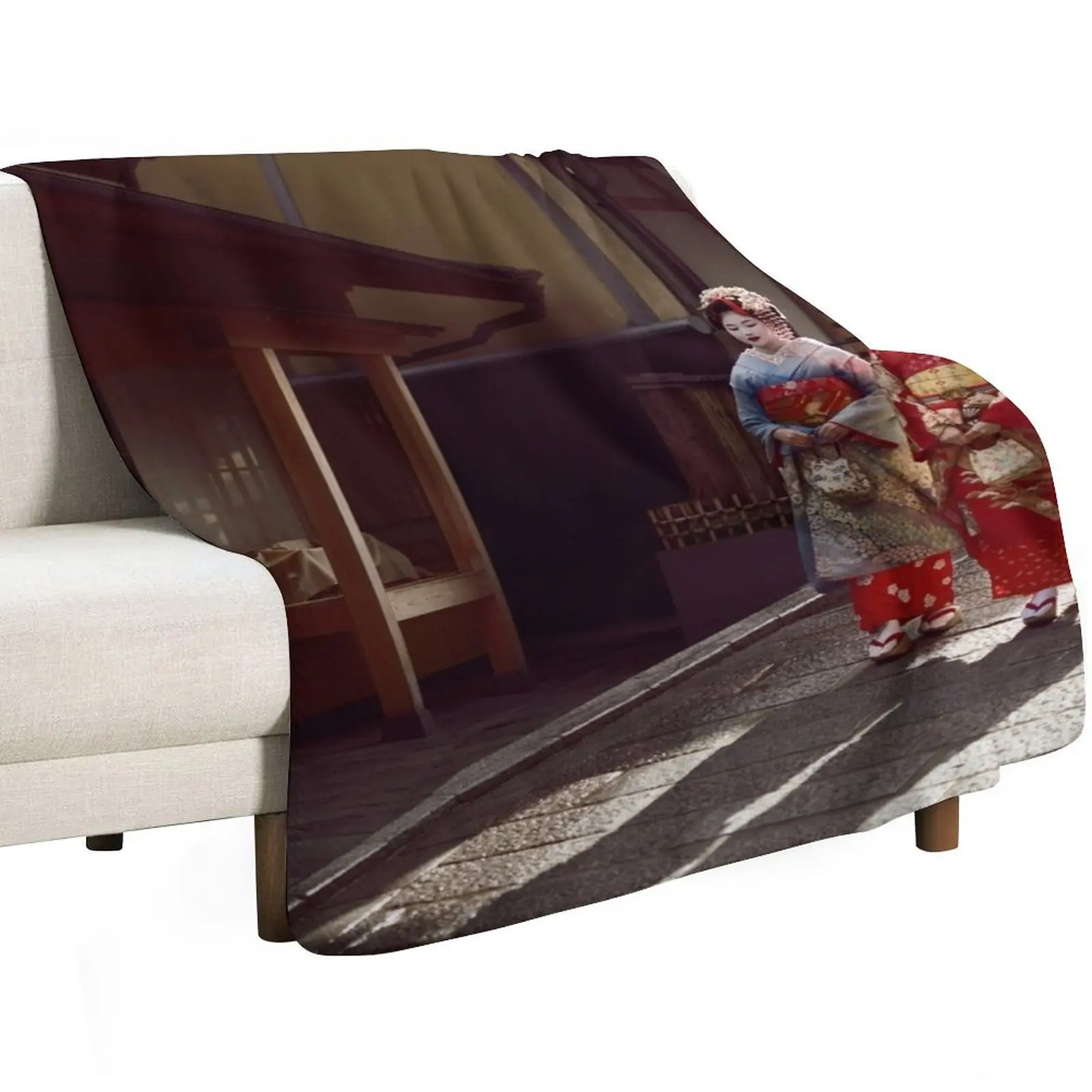 Двое гейши ученики Мако в ярком кимоно, прогулке в старой улике в Киото, японском художественном фотопринте, плед