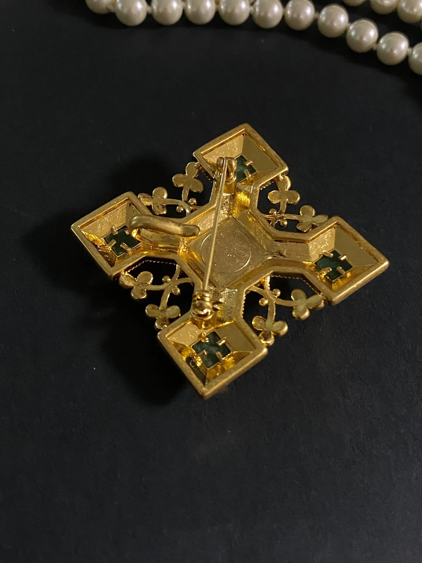 European and American medieval palace style brass inlaid natural stone square brooch