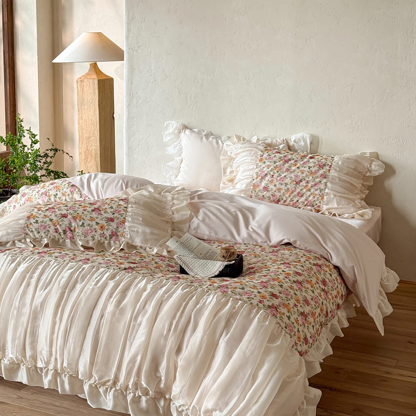 Elegant Cottagecore Floral Lyocell Bedding Set with Duvet Cover Ruffle Trim Silky Smooth Cooling Bed Linen 4PCS Queen King Size