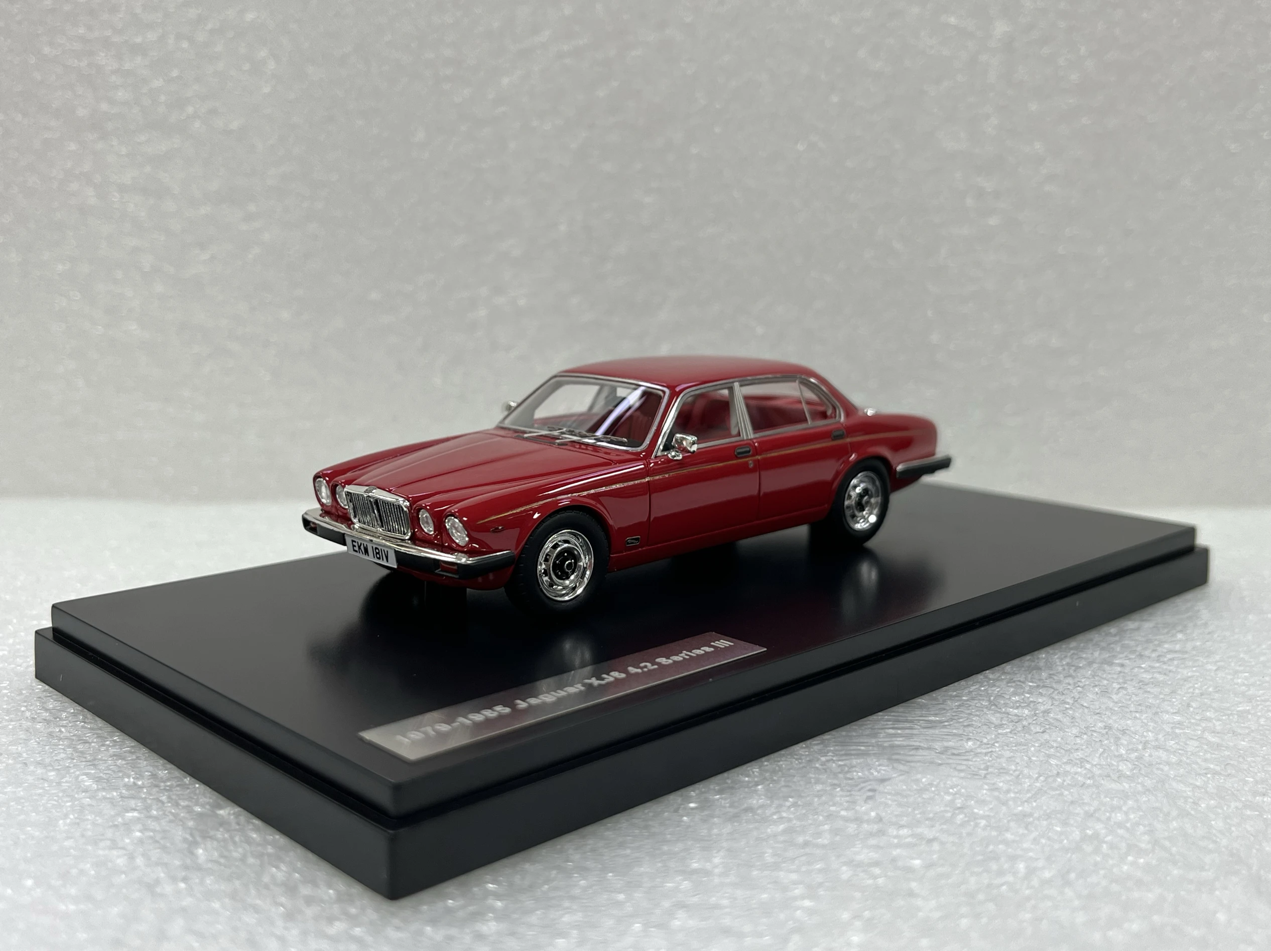 

Matrix 1:43 XJ6 4.2 Series lll 1979 Vintage Car Simulation Limited Edition Resin Metal Static Car Model Toy Gift