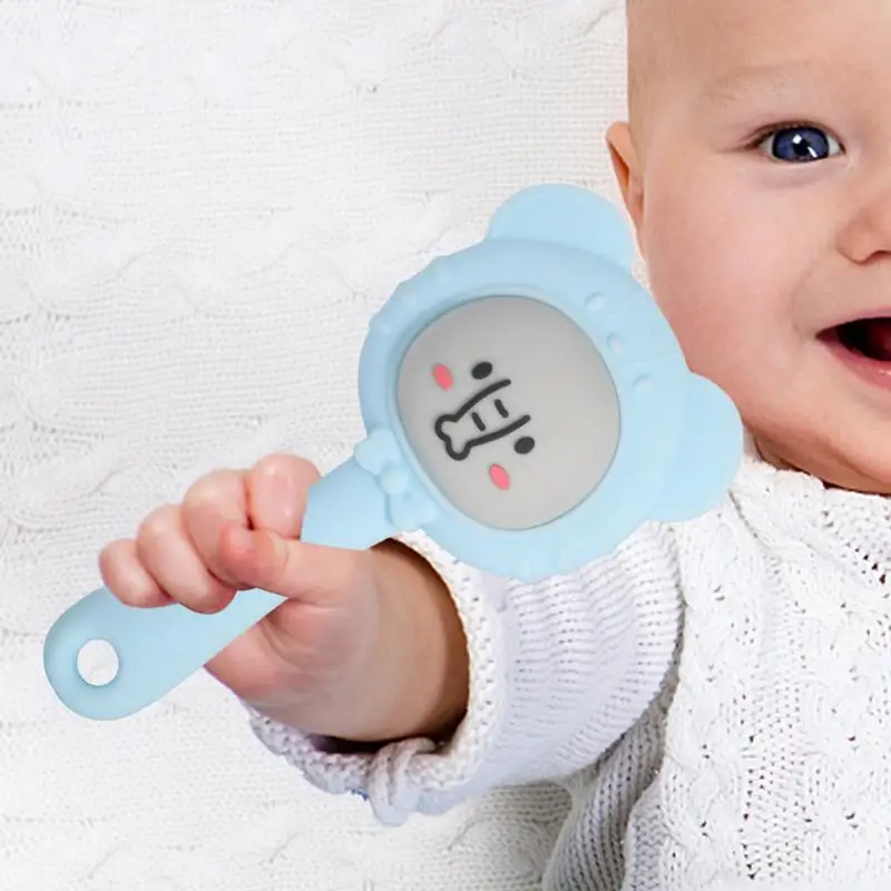 Giocattolo a sonaglio per bambino Massaggiagengive in silicone carino Massaggiagengive multifunzionale per cartoni animati per bambini Ragazzi Ragazze Sonaglio a mano in silicone facile da impugnare