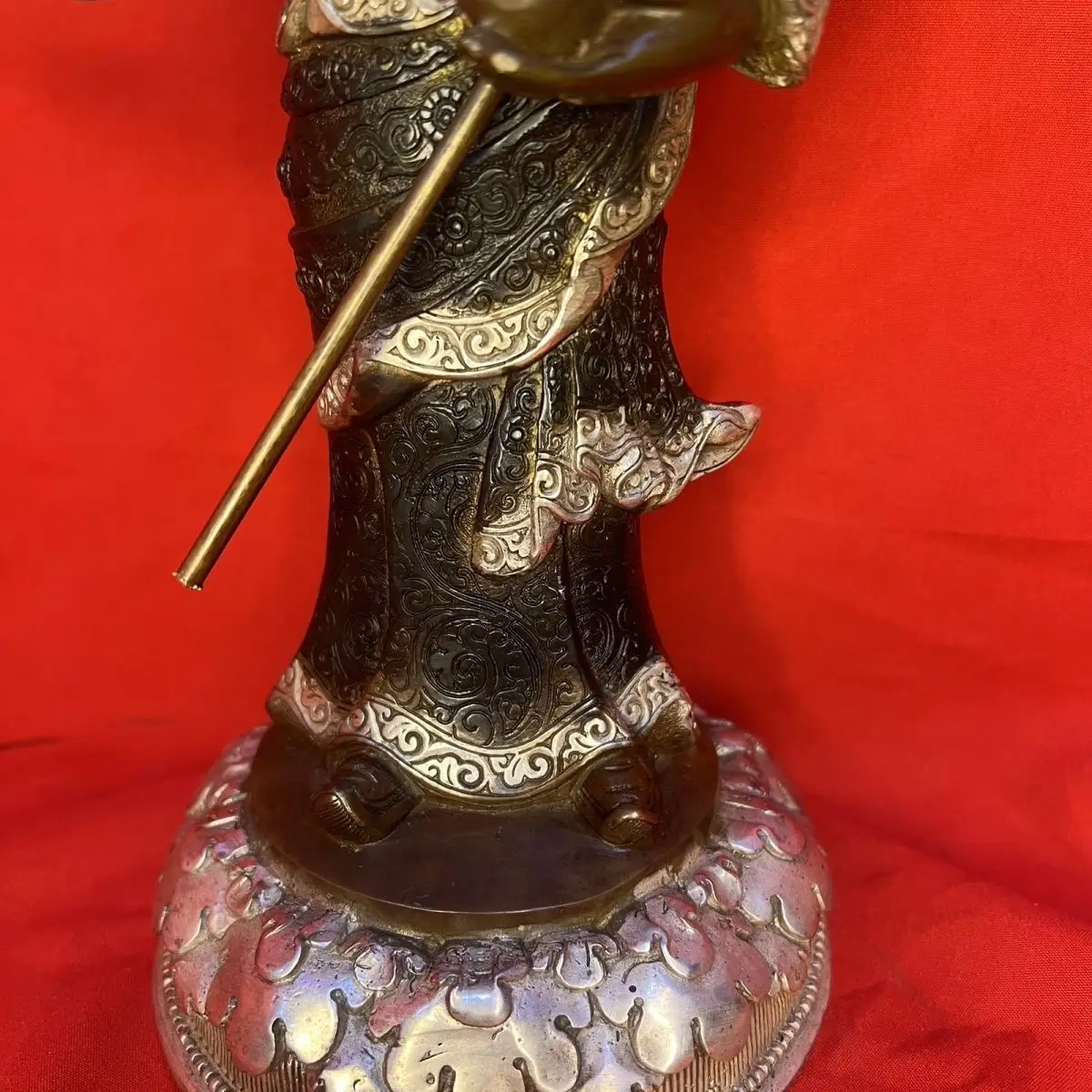 Tibetan Tantra Tibetan gilt offering one foot station Master Lotus Peanut uses Bodhisattva Buddha statue ornament bronze statue